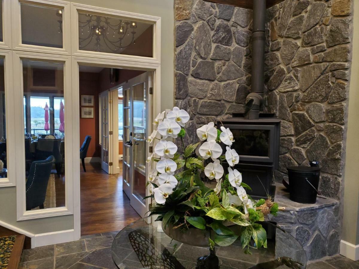 Woodstone Manor Inc. Hotel Sturdies Bay Exterior photo